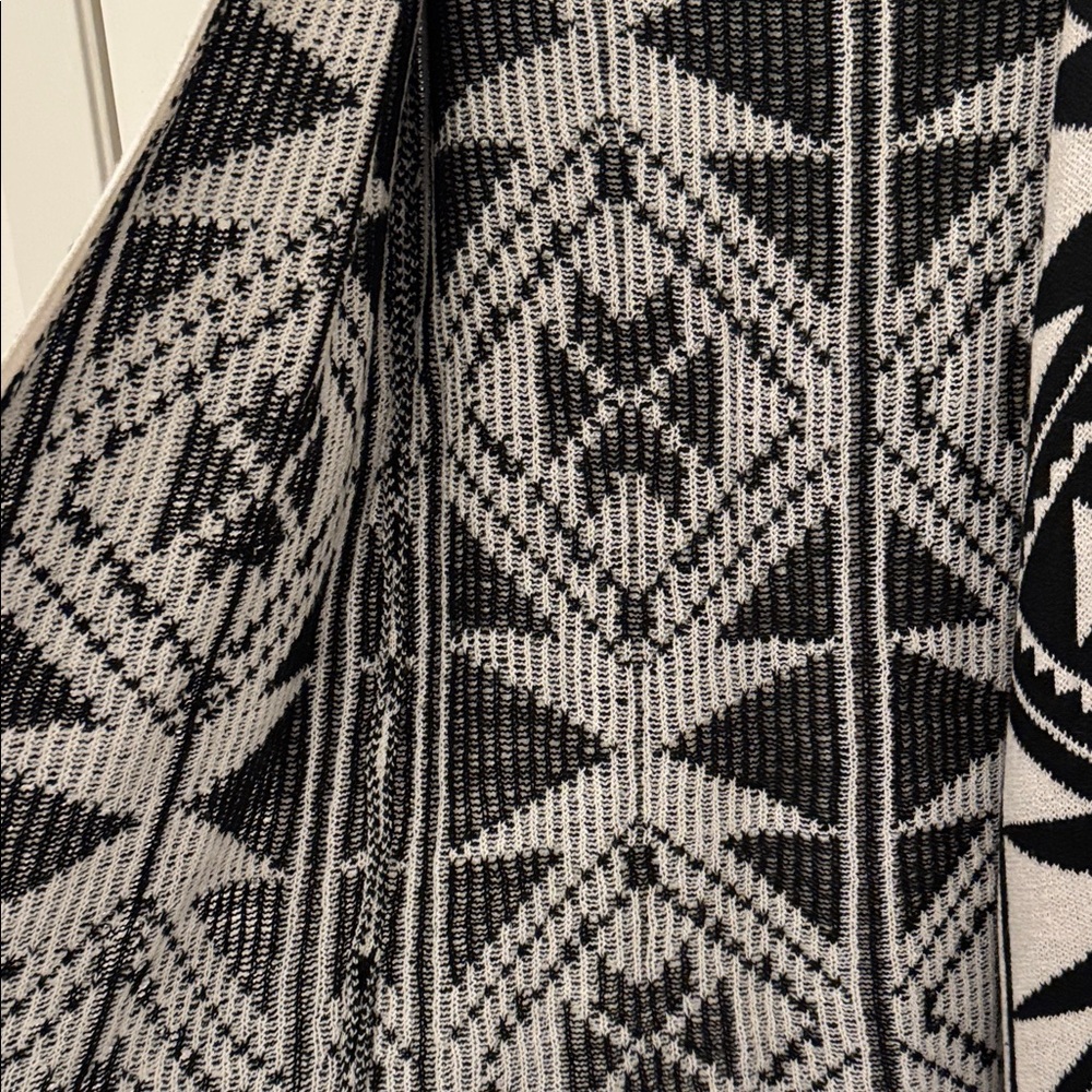 Chic Black and White Women's Cardigan - Picture 5 of 10